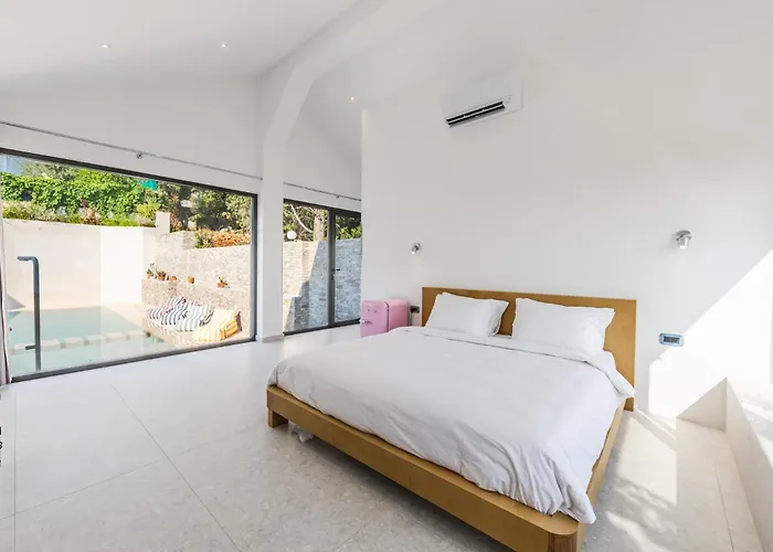 16 Dhermi By Pikhost *